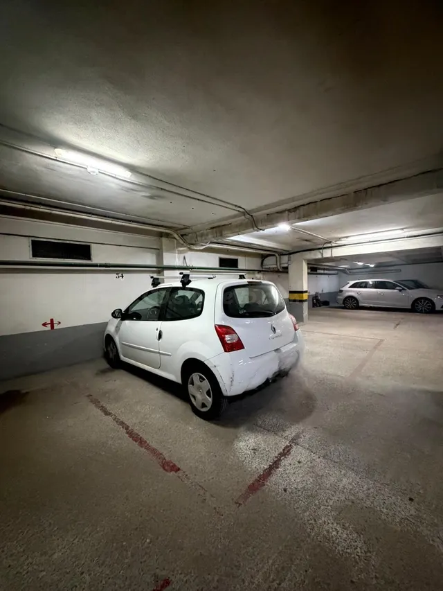 Plaza de parking para auto grande — 5