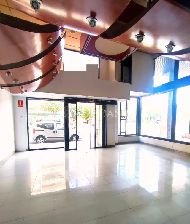 MAGNÍFICO LOCAL COMERCIAL A PIE DE CALLE EN AVDA DE LES GARR - foto 2