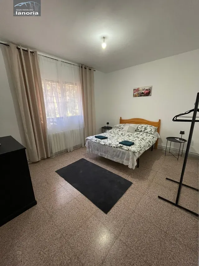 Grupo la Noria Vende Chalet de 7 dormitorios y piscina, zona urbanización los pinares del jucar. — 18