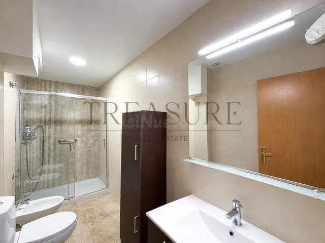Chalet pareado reformado con garaje y cuatro dormitorios en  - foto 4