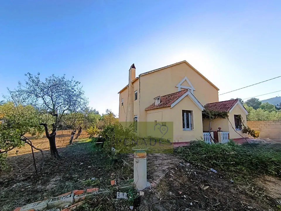 CHALET MUY CERCA DE LA POBLACION