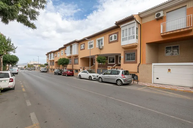 ¡Tu nuevo hogar te espera en Churriana de la Vega! Casa adosada con patio, garaje y futura parada de metro a pocos pasos. — 32