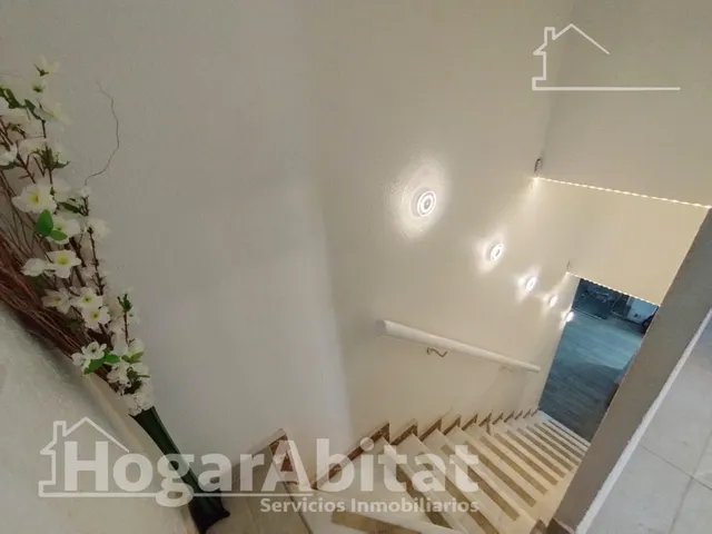 Espacio exterior, luz y privacidad en este adosado reformado en esquina con gran terraza y piscina comunitaria — 42