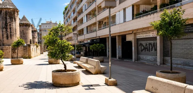 Plaza de parking en alquiler para coche y motos junto a Molinos de calle Industria — 23