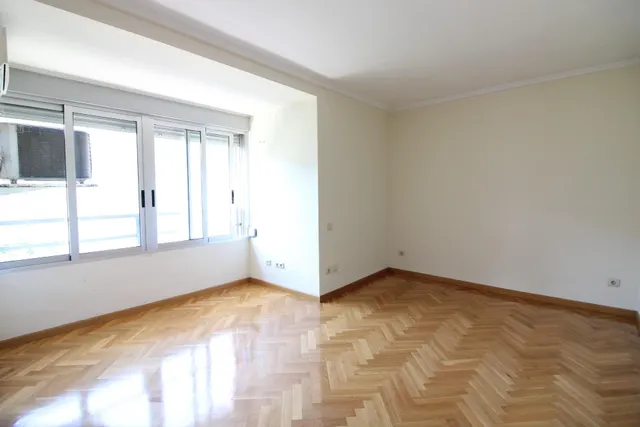 EXCLUSIVA VIVIENDA DE CASI 200M2, REFORMADA A ESTRENAR Y A POCOS PASOS DEL CAUCE DEL TURIA — 50
