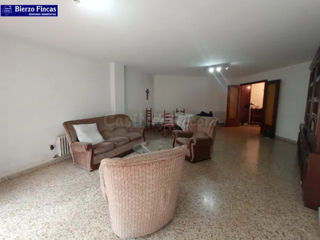SE VENDE AMPLIO PISO EN PONFERRADA - foto 4