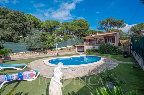 Chalet independiente de una planta con piscina privada en Mas Ambròs, Calonge