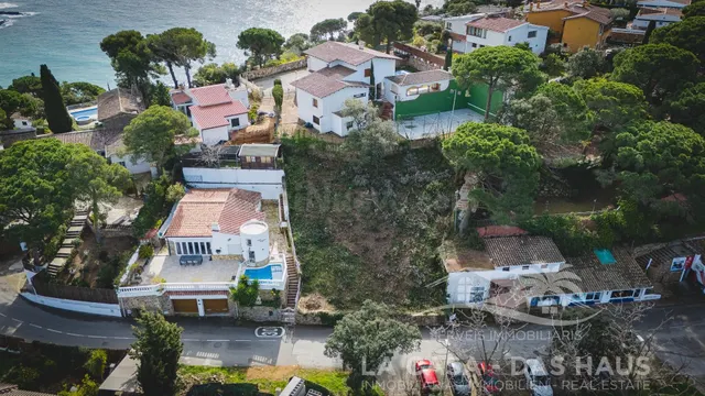Construye tu hogar junto al mar en Cala Canyelles - foto 3