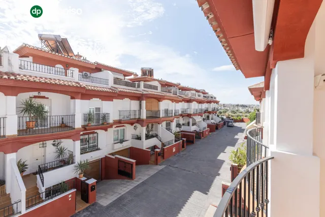 ADOSADA CON 4 DORMITORIOS, AMPLIAS TERRAZAS Y VISTAS A GRANADA Y SIERRA NEVADA — 28