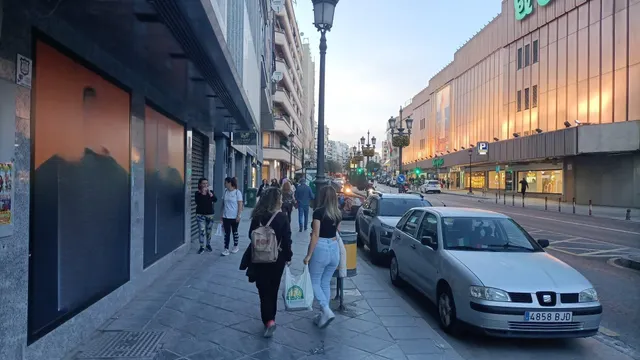 ¡Local en Acera del Darro frente al Corte Inglés! — 28