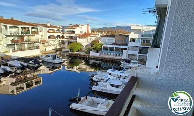 Apartamento renovado con vista al canal en Empuriabrava - foto 3