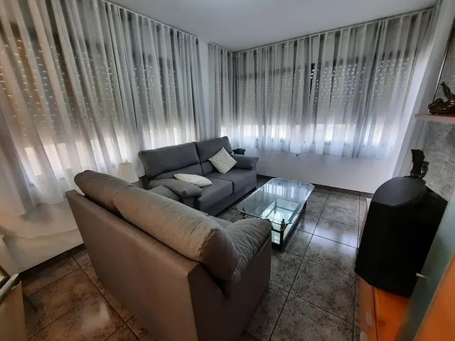 Casa esquinera, de 3 dormitorios, terraza, azotea. Dispone de 2 locales comenrciales. MUY CÉNTRICA — 7