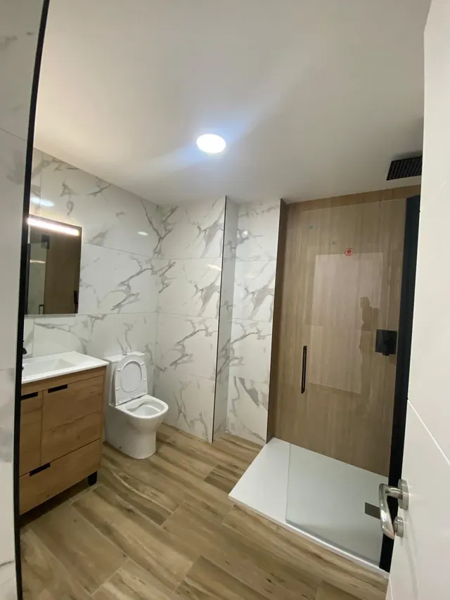 Reformado apartamento en primera línea de Torrevieja con vistas laterales al mar y piscina — 18