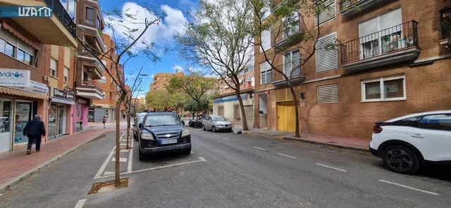 Amplio local comercial a pie de calle — 10