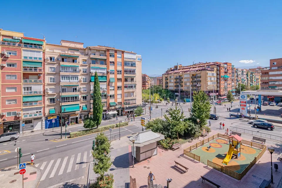 Oportunidad Única: Amplio Piso para Reformar en Camino de Ronda ✨