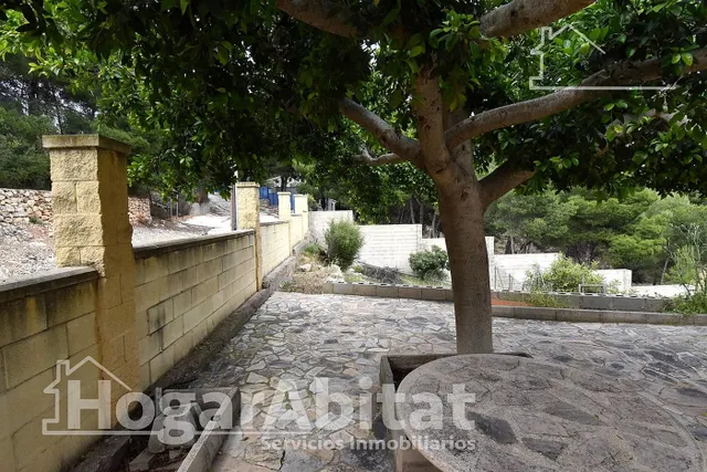 CHALET SEMINUEVO CON GARAJE, PISCINA Y AMPLIA PARCELA — 47