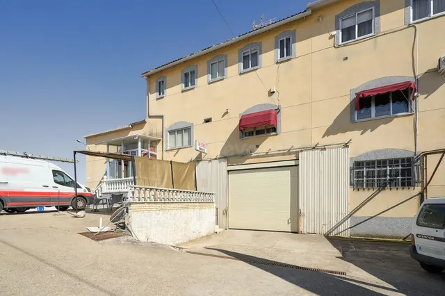 Edificio de 661 m2 con restaurante, pensión y vivienda a 15