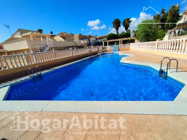 Espacio exterior, luz y privacidad en este adosado reformado en esquina con gran terraza y piscina comunitaria — 10