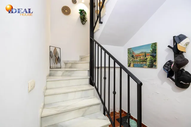 MARAVILLOSA CASA  A POCOS MINUTOS DEL CENTRO DE LA ZUBIA — 48