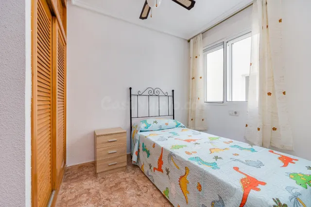 Apartamento de dos dormitorios a escasos 150 metros de la playa del cura, en torrevieja — 5