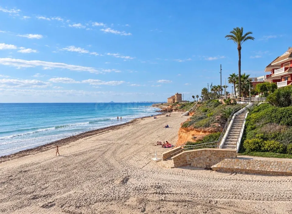 Dúplex de 4 dorm. y garaje en Torre de la Horadada – A 150 metros de la playa