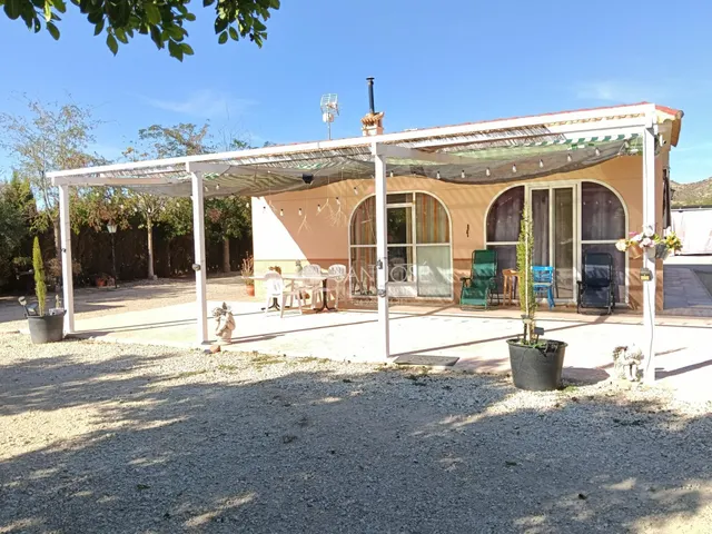 SE VENDE CHALET EN BUEN ESTADO EN ASPE ZONA CARRETERA DE LA ROMANA — 29