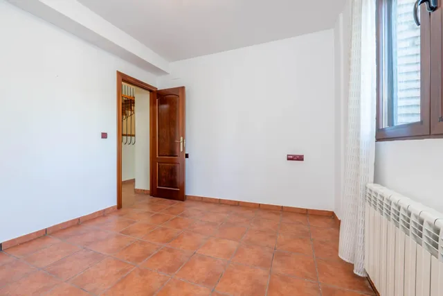 ¡¡ Impresionante chalet dividido en dos viviendas con piscina y zona ajardinadas !! — 16