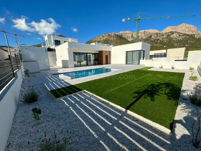 Villa de obra nueva con sótano en Polop, última vivienda - foto 2
