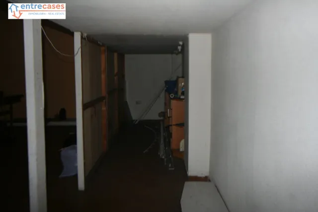 LOCAL EN ZONA COMERCIAL, TODO DIÁFANO, CON ALTILLO, MUY CERCA DEL CENTRO. — 9