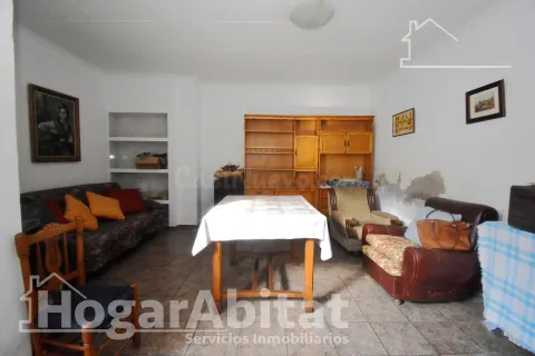 ¡Hazla a tu gusto! Gran casa para reformar con terraza y balcón, cerca del ayuntamiento