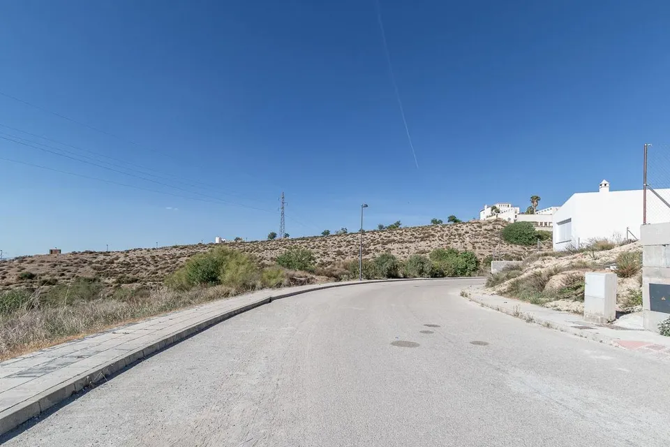 SOLAR URBANO EN ALTOS DE LA ZUBIA CON MAGNÍFICAS VISTAS