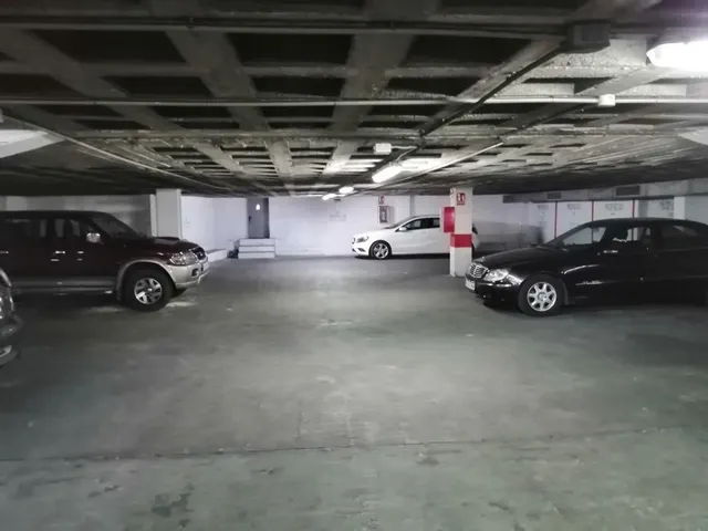 GRAN PLAZA DE APARCAMIENTO PARA COCHE GRANDE EN EDACO, CORDOBA — 3