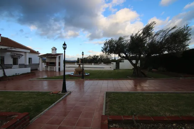 VILLA EN PIEGALLINA CON NAVE Y ALMACENES — 32
