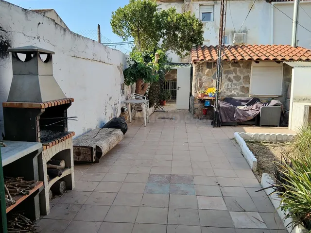CASA UNIFAMILIAR de 170m2 útiles sobre parcela de 265m2. Distribuido en sótano con bodega, salón, cocina, dos baños, cuatro habitaciones y buhardilla diáfana — 2
