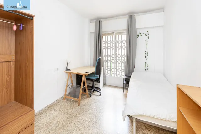 Venta de piso de 4 dormitorios y 2 baños en Granada (Zona Centro) — 17