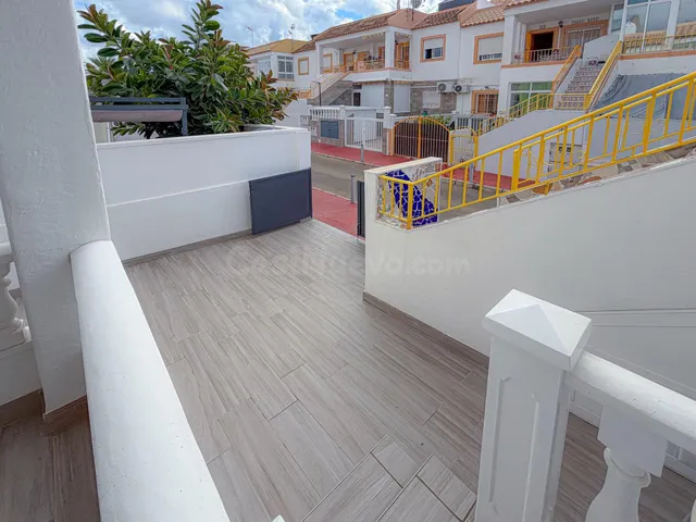 Espectacular bungalow reformado, con amplia terraza y parking para coche dentro de la parcela, en urbanización exclusiva con piscina comunitaria — 3