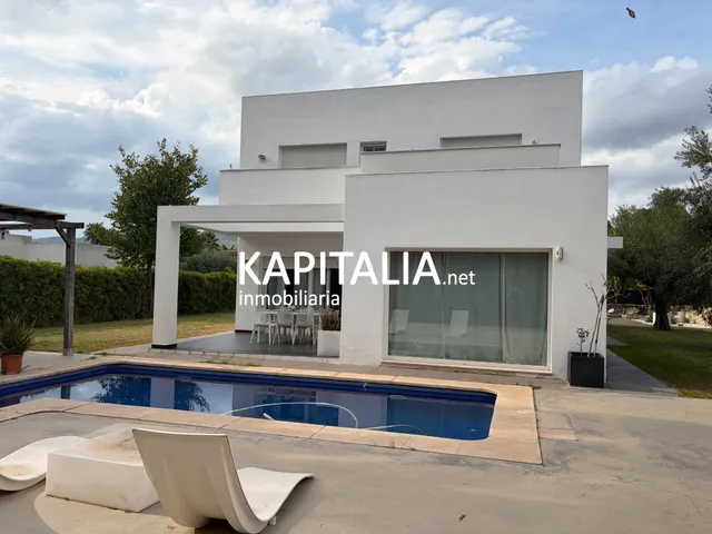 ESPECTACULAR CHALET DE DISEÑO EN URBANIZACIÓN CON PISCINA. — 8
