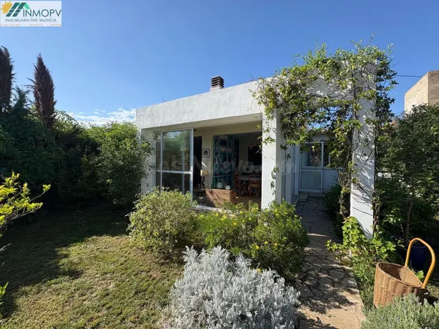 CHALET PAREADO DE UNA SOLA PLANTA CON JARDÍN, A POCOS MINUTO - foto 2