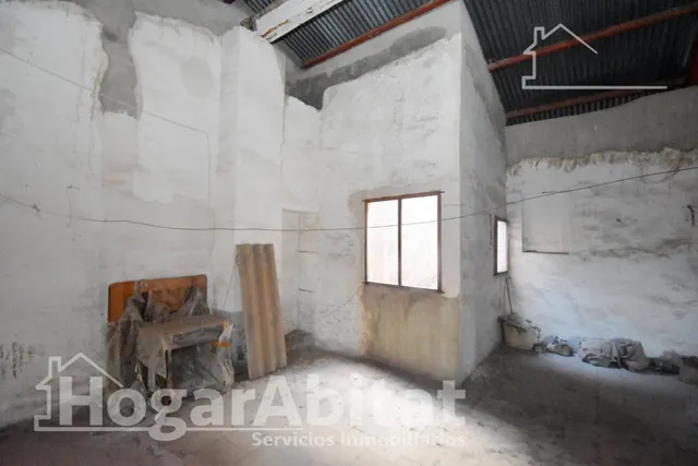 Extraordinaria finca con local comercial y múltiples posibilidades de reconversión a reformar en pleno centro — 25