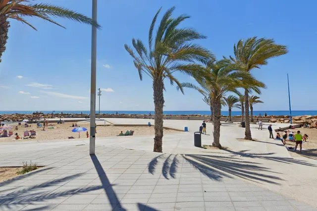 Apartamento elegantemente reformado, céntrico y espacioso. Balcón con orientación oeste ¡y a solo 550 m de Playa del Cura! en Torrevieja — 35