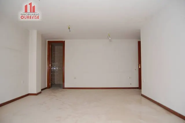 AMPLIO LOCAL COMERCIAL EN EL VEINTIUNO — 18