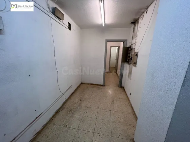 LOCAL COMERCIAL ACONDICIONADO EN ESQUINA  CON BAÑOS — 4