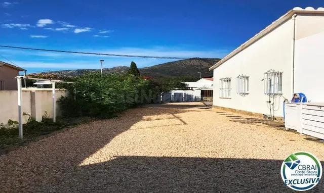 Casa con amplio jardín en venta en Mas Boscà Roses - foto 3