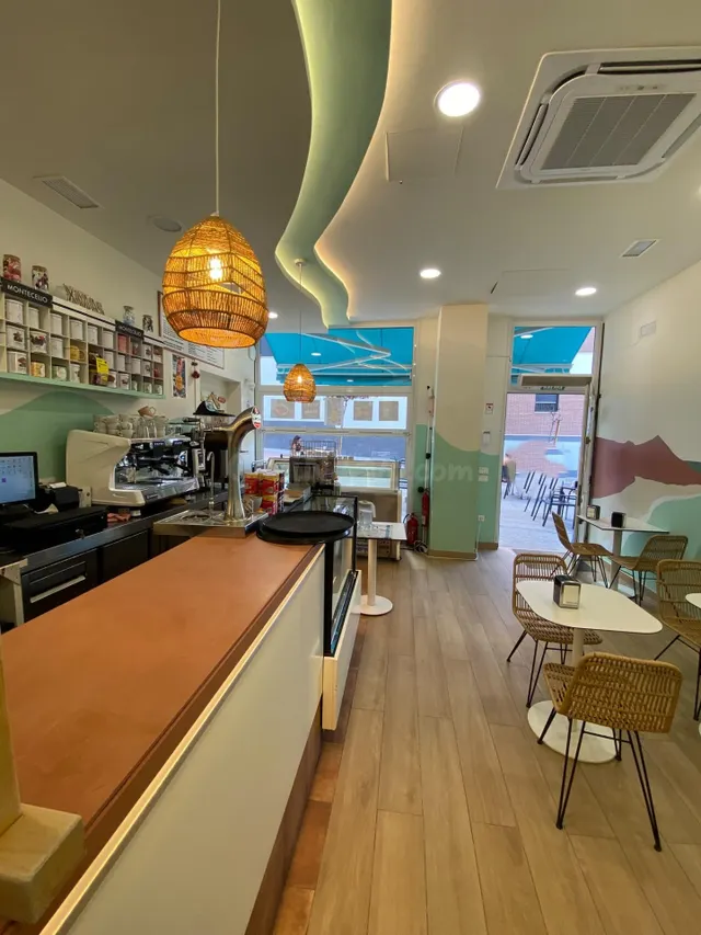SE TRASPASA CAFETERÍA-HELADERÍA CON CLIENTA CONSOLIDADA EN N - foto 4