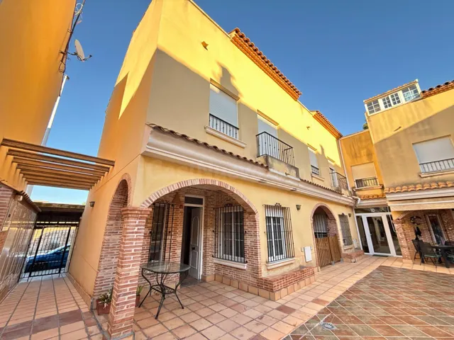 Bungalow con jardín privado, garaje y piscina comunitaria en