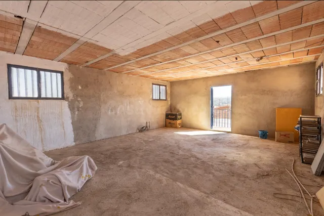 Casa en planta baja con cuatro naves y local — 49