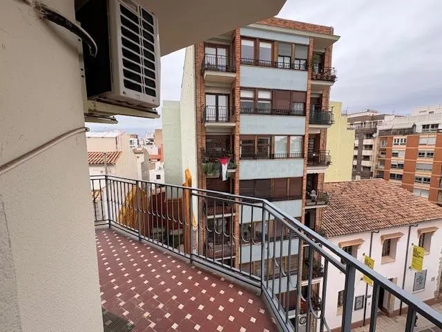 Gran piso de siete habitaciones, tres baños y terrazas en el - foto 3