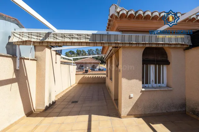 Espectacular casa unifamiliar en recinto cerrado en Granada 