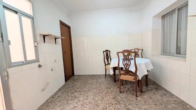 ¡Oportunidad única en la zona de Plaza de Barcelona!. Planta baja con entrada independiente y gran patio pisable. — 7