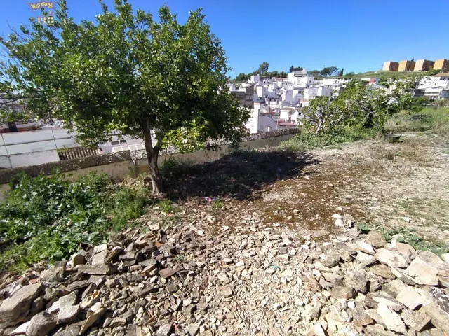 SE VENDE TERRENO URBANO CON GARAJE — 3